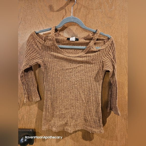 Beware Brand open Shoulder Sweater - Picture 1 of 7